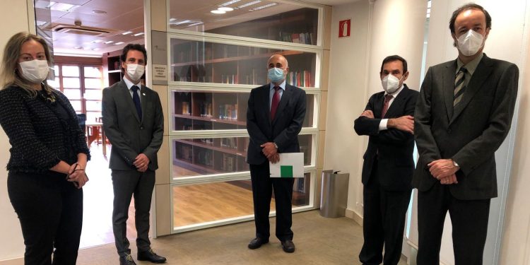 María Martínez Capín, Roberto Fernández Llera, Avelino Viejo Fernández, Manuel Fueyo Bros y Eduardo Rodríguez Enríquez durante la inauguración de la biblioteca