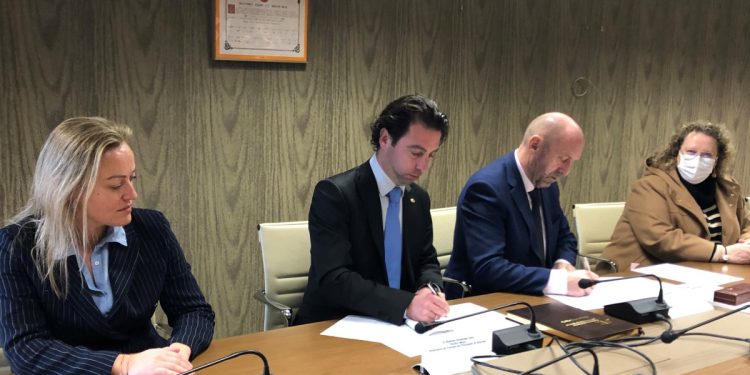 La Sindicatura de Cuentas y el Instituto Adolfo Posada suscriben un convenio de formación