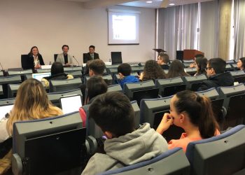 Begoña González-Busto Múgica, Roberto Fernández Llera y Leopoldo Méndez Álvarez durante la charla en la Facultad de Economía y Empresa.
