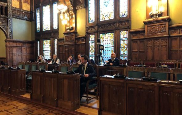 El síndico mayor, Roberto Fernández Llera, durante la comparecencia en la Junta General del Principado de Asturias