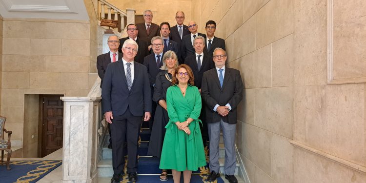 Asistentes a la reunión, celebrada en la sede del Tribunal de Cuentas.