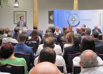 El síndico mayor, Roberto Fernández Llera, durante su intervención en la Asamblea General de la FACC.