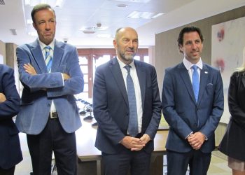 Manuel Fueyo Bros, Eduardo Rodríguez Enríquez, Juan Cofiño González, Roberto Fernández Llera y María Martínez Capín en la Sala de Consejos de la Sindicatura de Cuentas.
