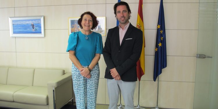 Cecilia Pérez Sánchez y Roberto Fernández Llera en la sede de la Sindicatura de Cuentas.