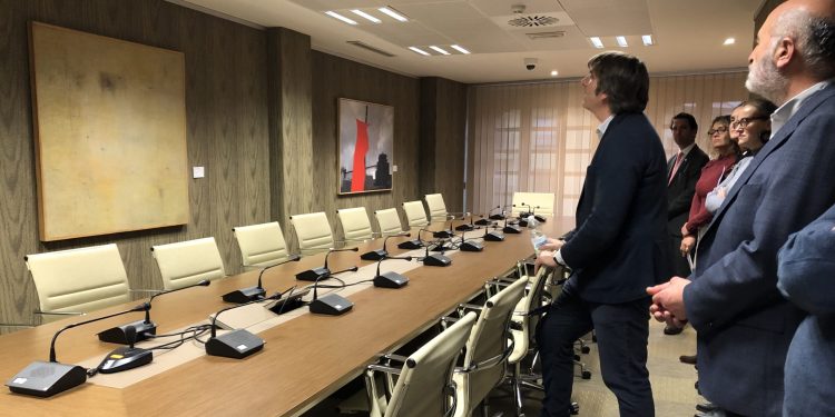 Alfonso Palacio Álvarez durante la visita guiada por la exposición de cuadros del Bellas Artes en la Sindicatura de Cuentas del Principado de Asturias.