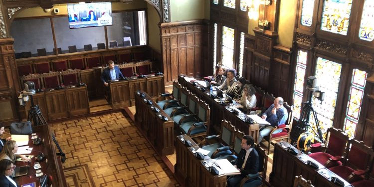 El síndico mayor durante su comparecencia en la Comisión de Hacienda y Fondos Europeos.