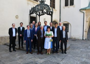 Foto de grupo de los titulares y suplentes del Comité Directivo de Eurorai con la presidenta del Parlamento de Estiria, Manuela Khom.
