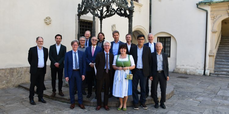 Foto de grupo de los titulares y suplentes del Comité Directivo de Eurorai con la presidenta del Parlamento de Estiria, Manuela Khom.