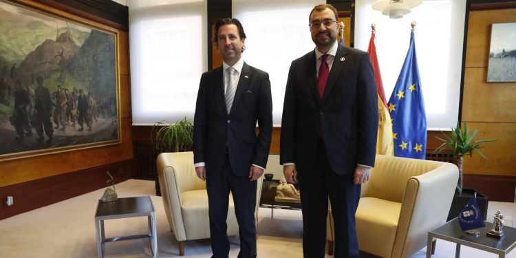El síndico mayor, Roberto Fernández Llera, y el presidente del Principado de Asturias, Adrián Barbón Rodríguez, en la sede de Presidencia.