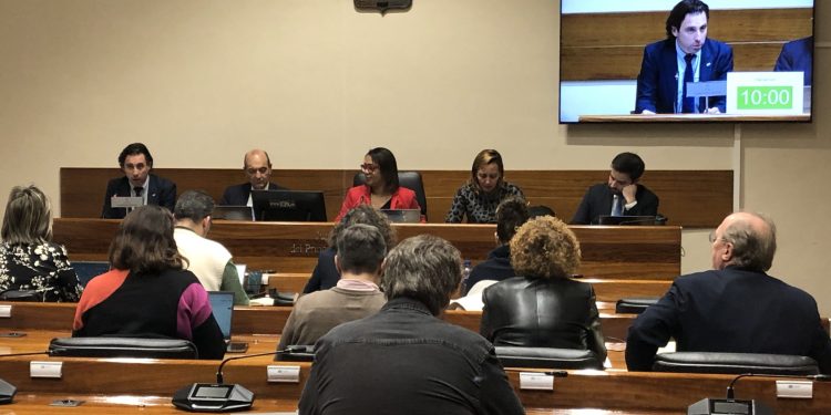 El síndico mayor durante su comparecencia en la Comisión de Hacienda y Fondos Europeos.