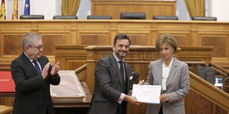 Begoña Sesma Sánchez recibe el Premio Auditoría Pública Ulpiano Villanueva durante un acto celebrado en Toledo.