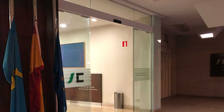 Banderas a media asta en la Sindicatura de Cuentas del Principado de Asturias.