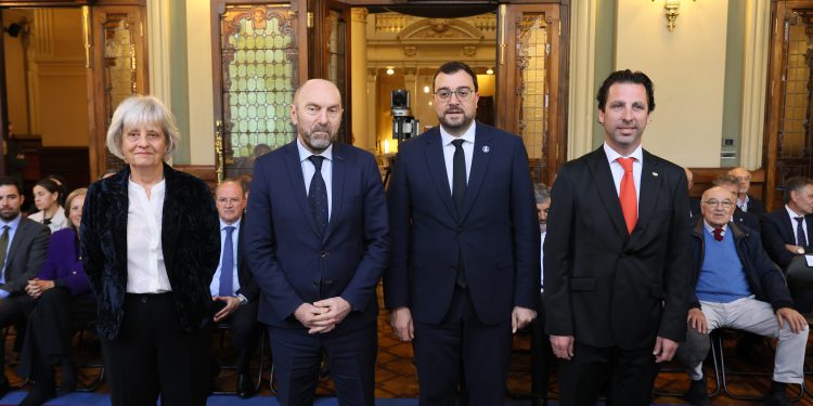 Paloma Biglino Campos, Juan Cofiño, Adrián Barbón y Roberto Fernández Llera, en la Junta General del Principado de Asturias. / Nacho Vela