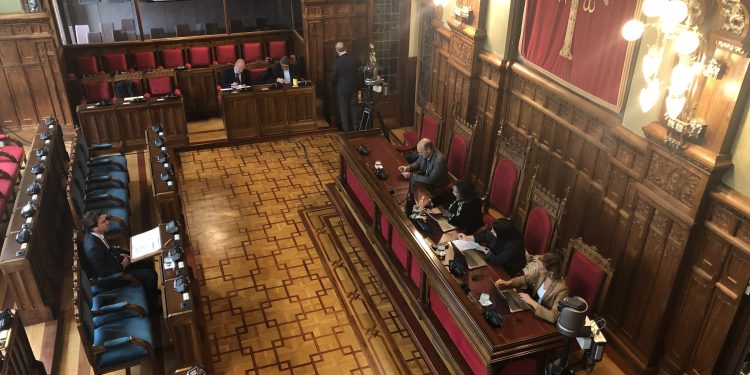Roberto Fernández Llera durante su intervención en la Junta General del Principado de Asturias.