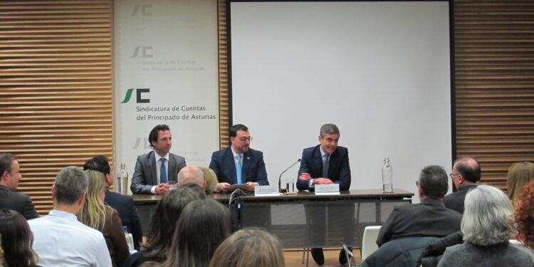 Roberto Fernández Llera, Adrián Barbón y Pablo Baquero durante la clausura de las II Jornadas de contratación de la Sindicatura de Cuentas y el Consejo Consultivo.