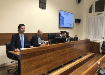 El síndico mayor, Roberto Fernández Llera, en la Junta General del Principado de Asturias