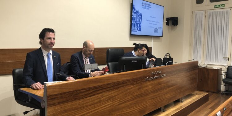 El síndico mayor, Roberto Fernández Llera, en la Junta General del Principado de Asturias