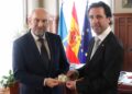 Roberto Fernández Llera entrega la Memoria de Actividades de 2025 y la Liquidación del Presupuesto de 2025 a Juan Cofiño González.