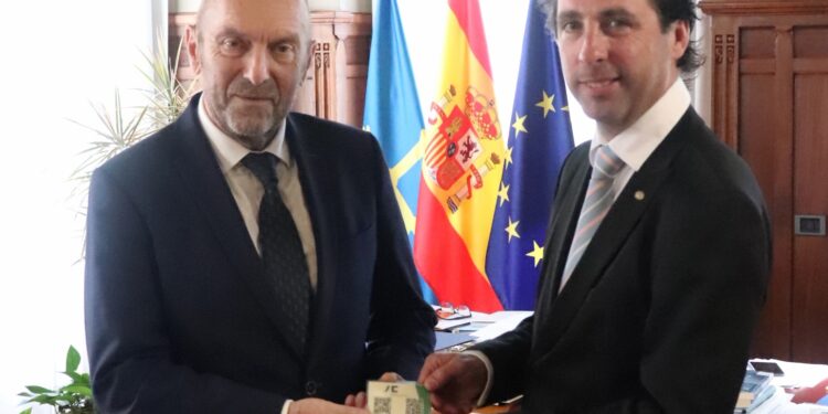 Roberto Fernández Llera entrega la Memoria de Actividades de 2025 y la Liquidación del Presupuesto de 2025 a Juan Cofiño González.