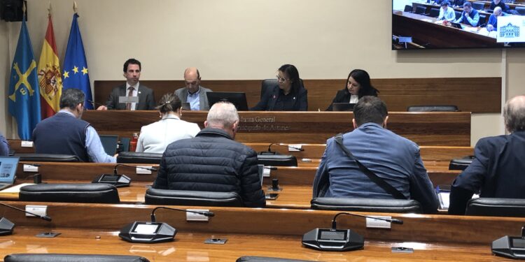 Roberto Fernández Llera durante la comparecencia en la Comisión de Hacienda, Justicia y Asuntos Europeos.