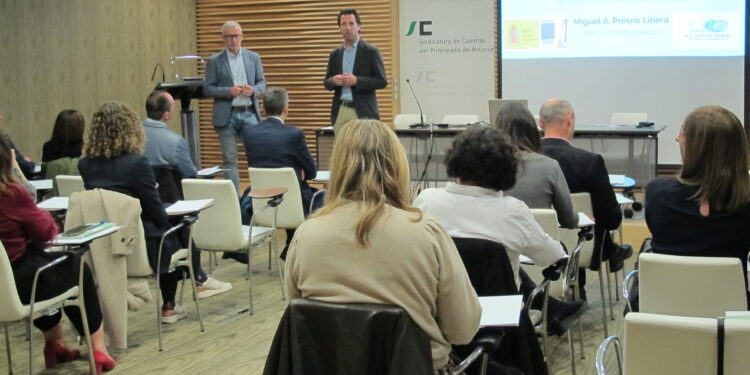 Miguel Presno Linera durante su charla en las jornadas "Inteligencia artificial, entorno jurídico y gobierno del dato", celebradas en la Sindicatura de Cuentas.