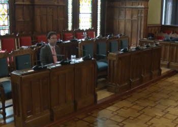 El síndico mayor durante la comparecencia en la Junta General del Principado de Asturias.