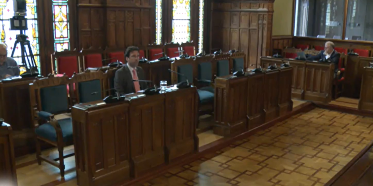 El síndico mayor durante la comparecencia en la Junta General del Principado de Asturias.