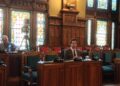 El síndico mayor, Roberto Fernández Llera, durante la comparecencia en la Comisión de Hacienda, Justicia y Asuntos Europeos.