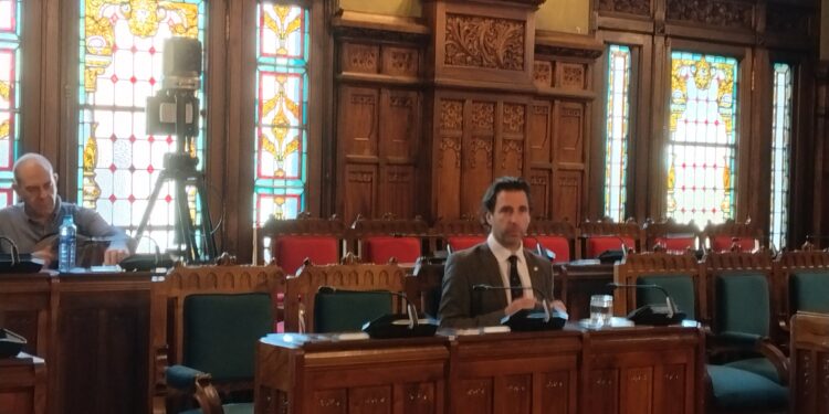 El síndico mayor, Roberto Fernández Llera, durante la comparecencia en la Comisión de Hacienda, Justicia y Asuntos Europeos.